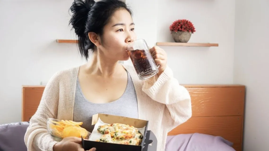 15 Penyebab Bad Mood Tanpa Alasan dan Cara Efektif Mengatasinya 19 penyebab bad mood tanpa alasan-makan sembarangan
