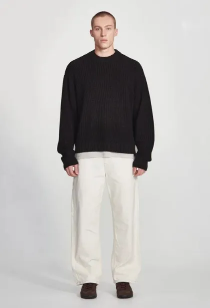 10 Smart Casual Outfit Pria yang Cocok untuk Ngantor 19 sweater dan long pants