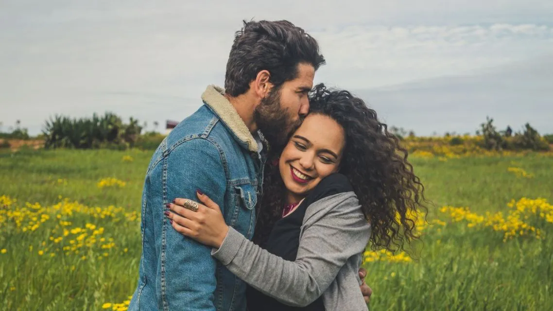 13 Tips Hubungan Beda Usia yang Romantis dan Bantu Cinta Langgeng Selamanya! 16 tips hubungan beda usia (2)