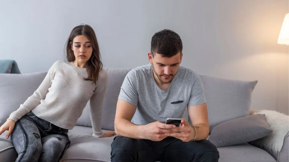 11 Ciri Tukang Selingkuh yang Perlu Kamu Waspadai saat Menjalin Hubungan 17 ciri-ciri tukang selingkuh-flirting di medsos