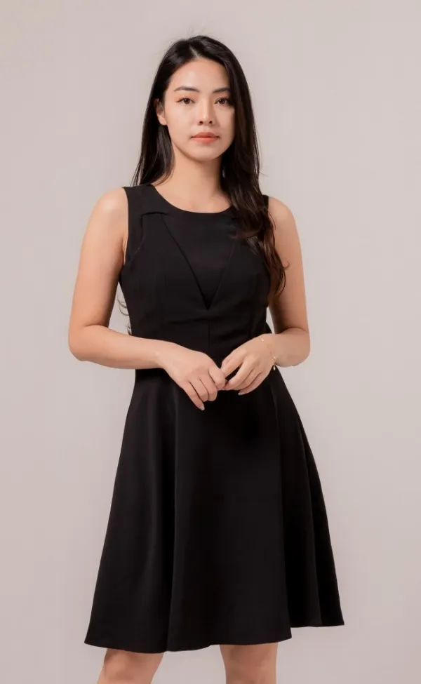 10 Outfit First Date Wanita Menawan Untuk Pikat Si Dia! 19 dress hitam mini