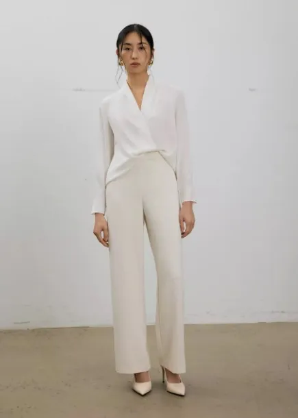 10 Outfit First Date Wanita Menawan Untuk Pikat Si Dia! 20 ide blouse putih dan celana wide leg