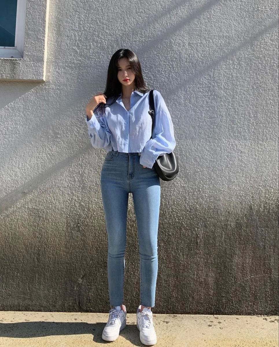 10 Outfit First Date Wanita Menawan Untuk Pikat Si Dia! 12 kemeja oversized dan high waist jeans