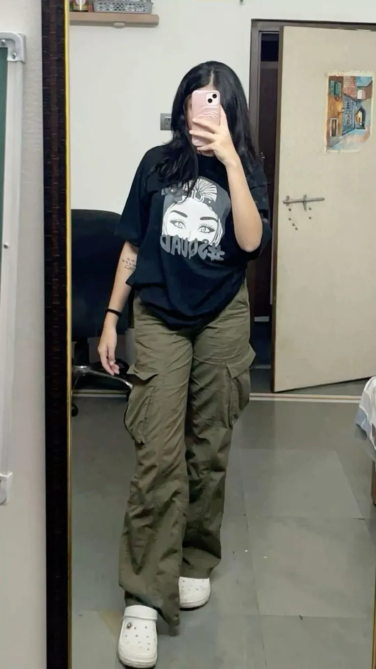 10 Outfit First Date Wanita Menawan Untuk Pikat Si Dia! 16 ootd kaos dan celana cargo
