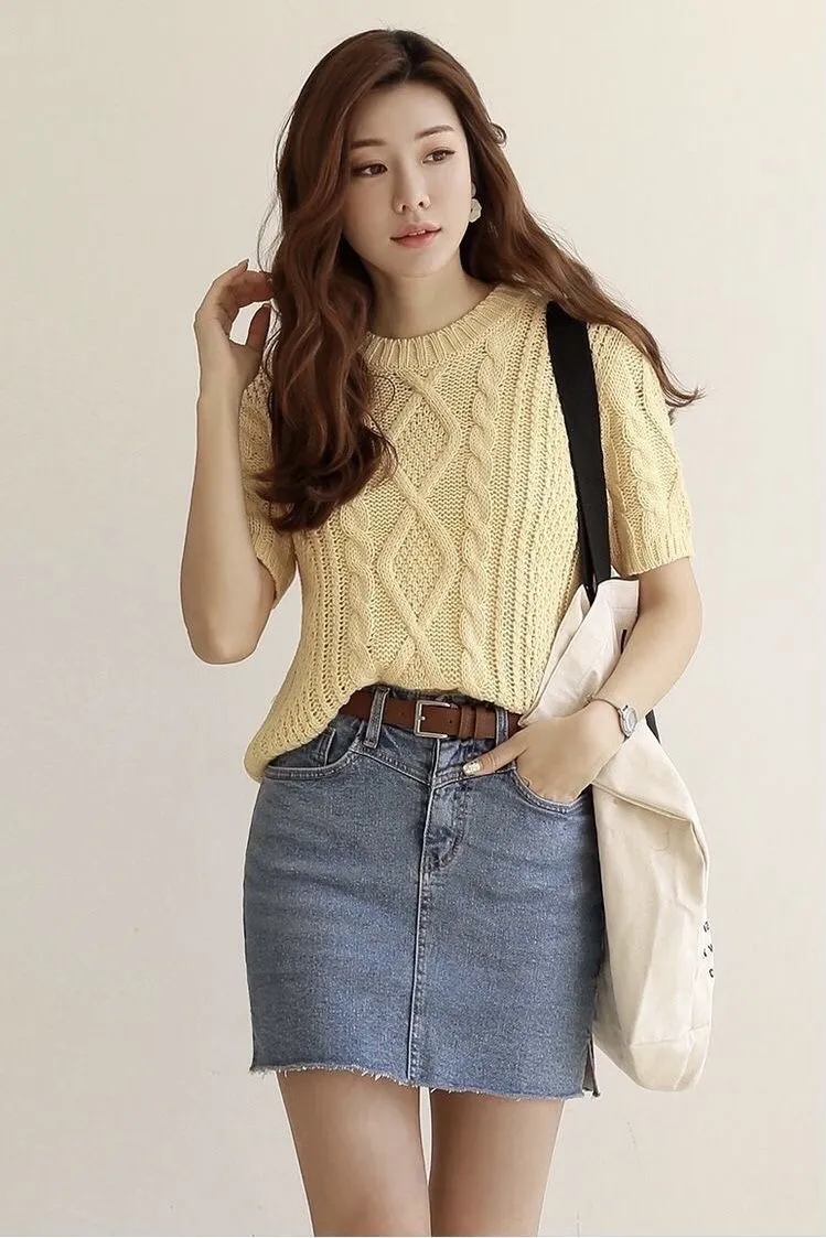 10 Outfit First Date Wanita Menawan Untuk Pikat Si Dia! 14 ootd knit top dan rok mini