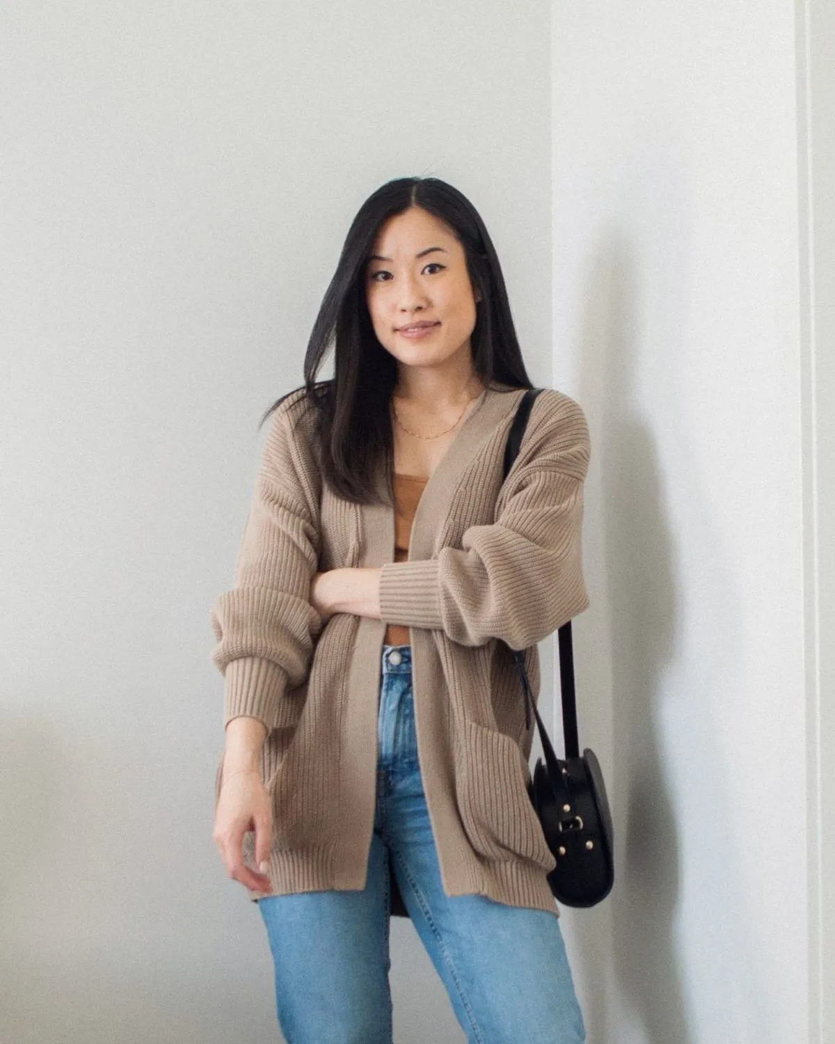 10 Outfit First Date Wanita Menawan Untuk Pikat Si Dia! 13 tank top and cardigan outfits