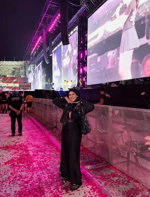 11 Adu Outfit Seleb di Konser BLACKPINK WORLD TOUR Jakarta 2025 yang Bisa Jadi Inspirasi Fashion Kamu! 17 Adu outfit seleb di Konser BLACKPINK WORLD TOUR-kesha ratuliu