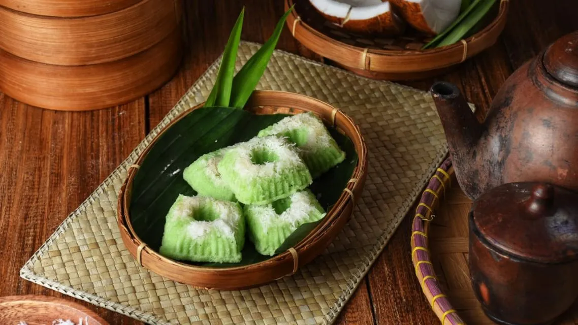 15 Nama Makanan Unik dan Lucu Khas Indonesia yang Bikin Ngakak Sekaligus Lapar! 26 kue putu ayu