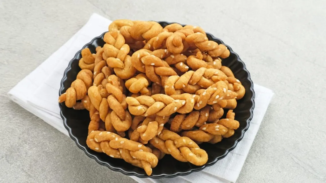15 Nama Makanan Unik dan Lucu Khas Indonesia yang Bikin Ngakak Sekaligus Lapar! 24 kue untir-untir