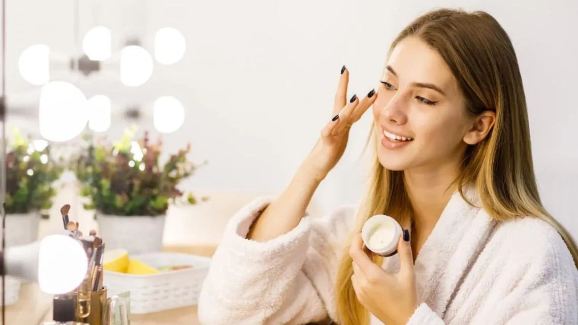 Skincare Routine di Musim Hujan: 10 Tips & Hacks biar Kulit Tetap Glowing 12 skincare routine di musim hujan yang wajib diperhatikan