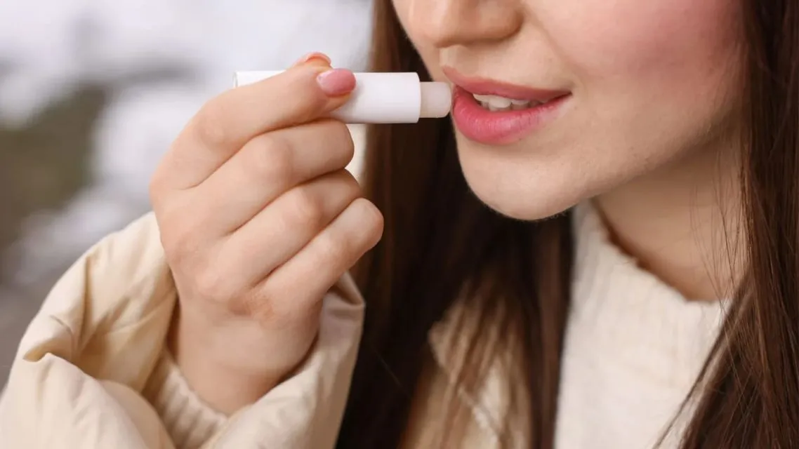 Skincare Routine di Musim Hujan: 10 Tips & Hacks biar Kulit Tetap Glowing 21 lip balm