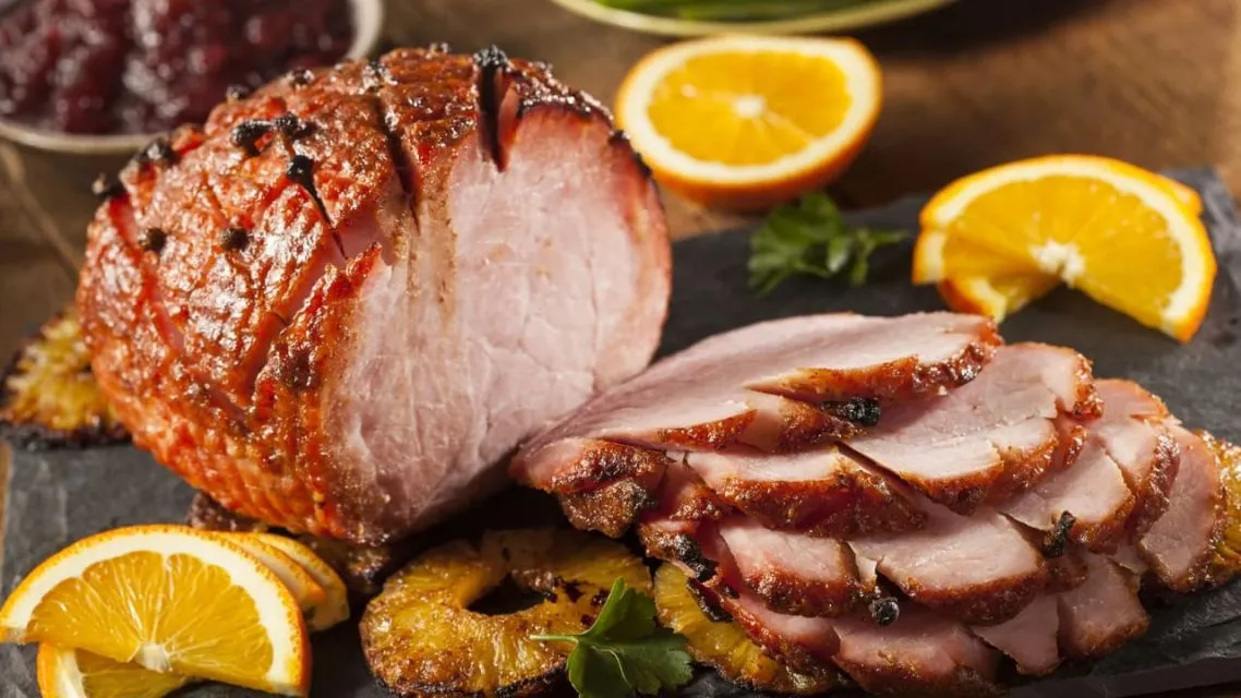 15 Hidangan Khas Natal di Berbagai Negara Paling Ikonik yang Wajib Kamu Tahu 18 Amerika Serikat â Honey Glazed Ham
