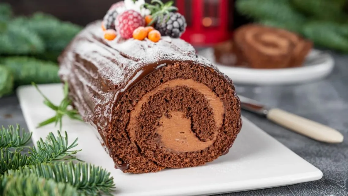 15 Hidangan Khas Natal di Berbagai Negara Paling Ikonik yang Wajib Kamu Tahu 20 Prancis â Bûche de Noël