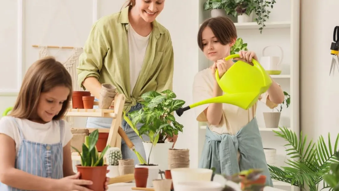 17 Ide Kado Natal untuk Anak yang Super Meaningful: Pilihan Unik, Berguna, dan Penuh Makna 29 Set Alat Berkebun Mini