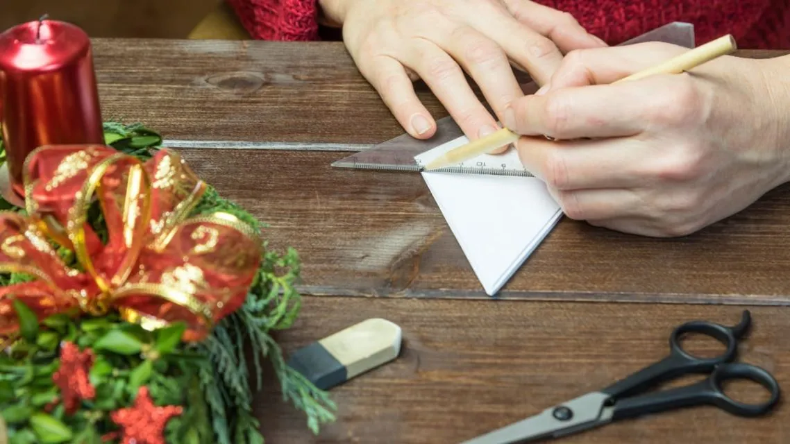9 Ide Hiasan Pohon Natal Kreatif untuk Natalmu Lebih Berwarna 17 Hiasan Pohon Natal Tema âArt Treeâ