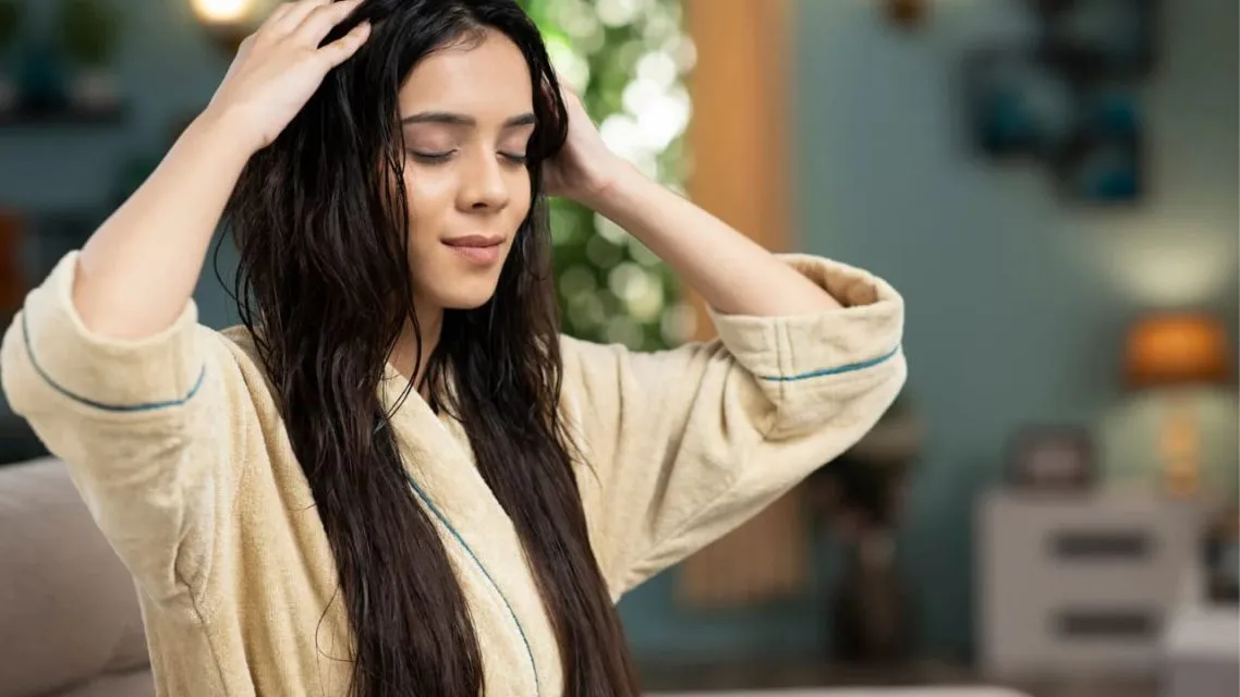 Ritual Mengatasi Rambut Rontok: 7 Langkah Ampuh yang Bikin Rambut Kuat dari Akarnya 11 ritual mengatasi rambut rontok-Pijat Minyak Rosemary