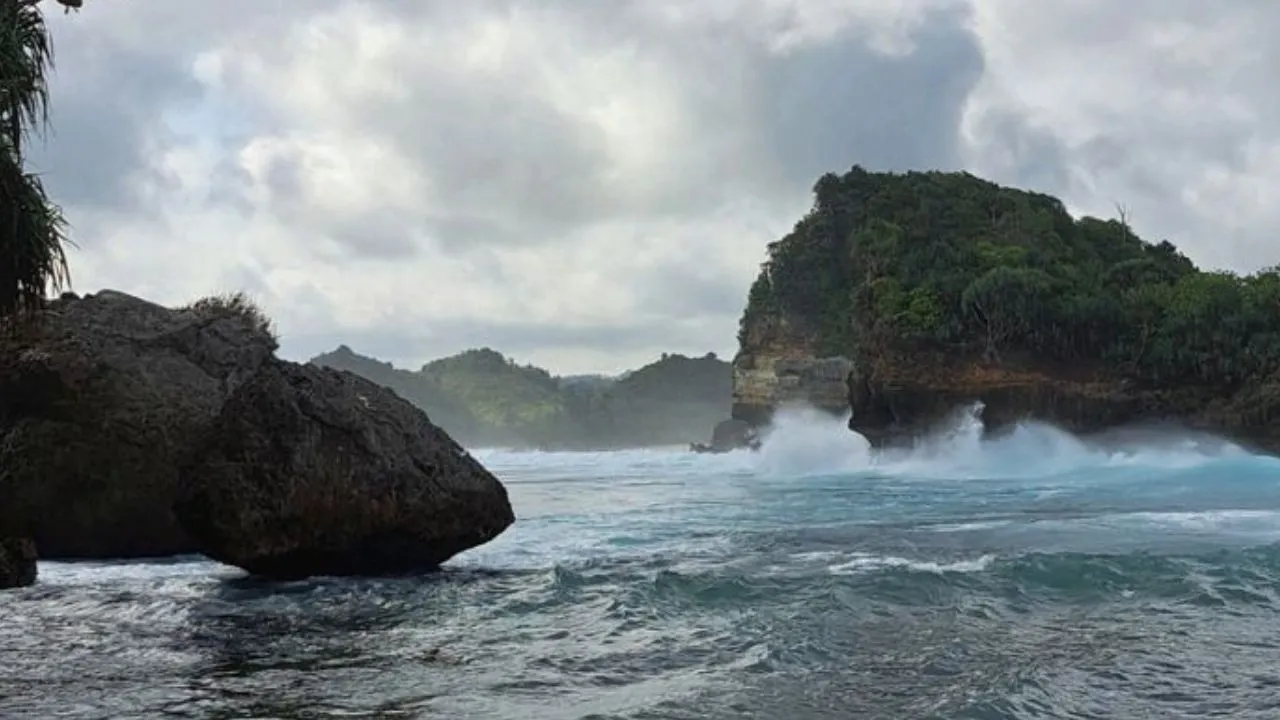 13 Spot Wisata Hits di Malang yang Bikin Pengin Balik Lagi, dari Jejak Sejarah, Pesona Alam, Kuliner, sampai yang Paling Ikonik 23 Pantai Batu Bengkung