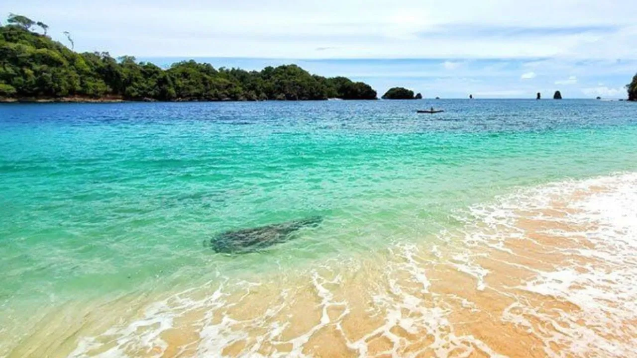13 Spot Wisata Hits di Malang yang Bikin Pengin Balik Lagi, dari Jejak Sejarah, Pesona Alam, Kuliner, sampai yang Paling Ikonik 22 Pantai Tiga Warna