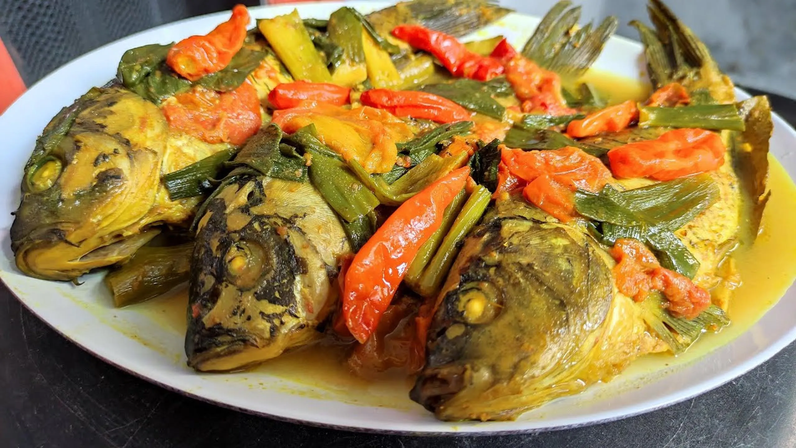 5 Resep Olahan Ikan Mas yang Bikin Makan Nggak Sekadar Kenyang, Tapi Juga Nagih 8 hipwee-resep olahan-ikan-mas-Pindang_Ikan_Mas