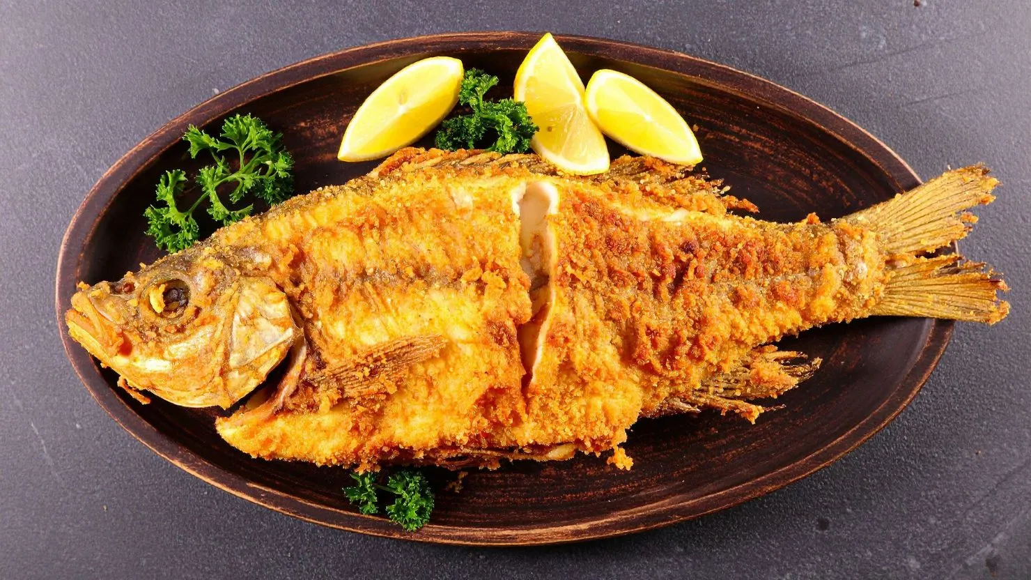 5 Resep Olahan Ikan Mas yang Bikin Makan Nggak Sekadar Kenyang, Tapi Juga Nagih 10 hipwee-resep olahan ikan mas Ikan mas goreng bumbu kuning