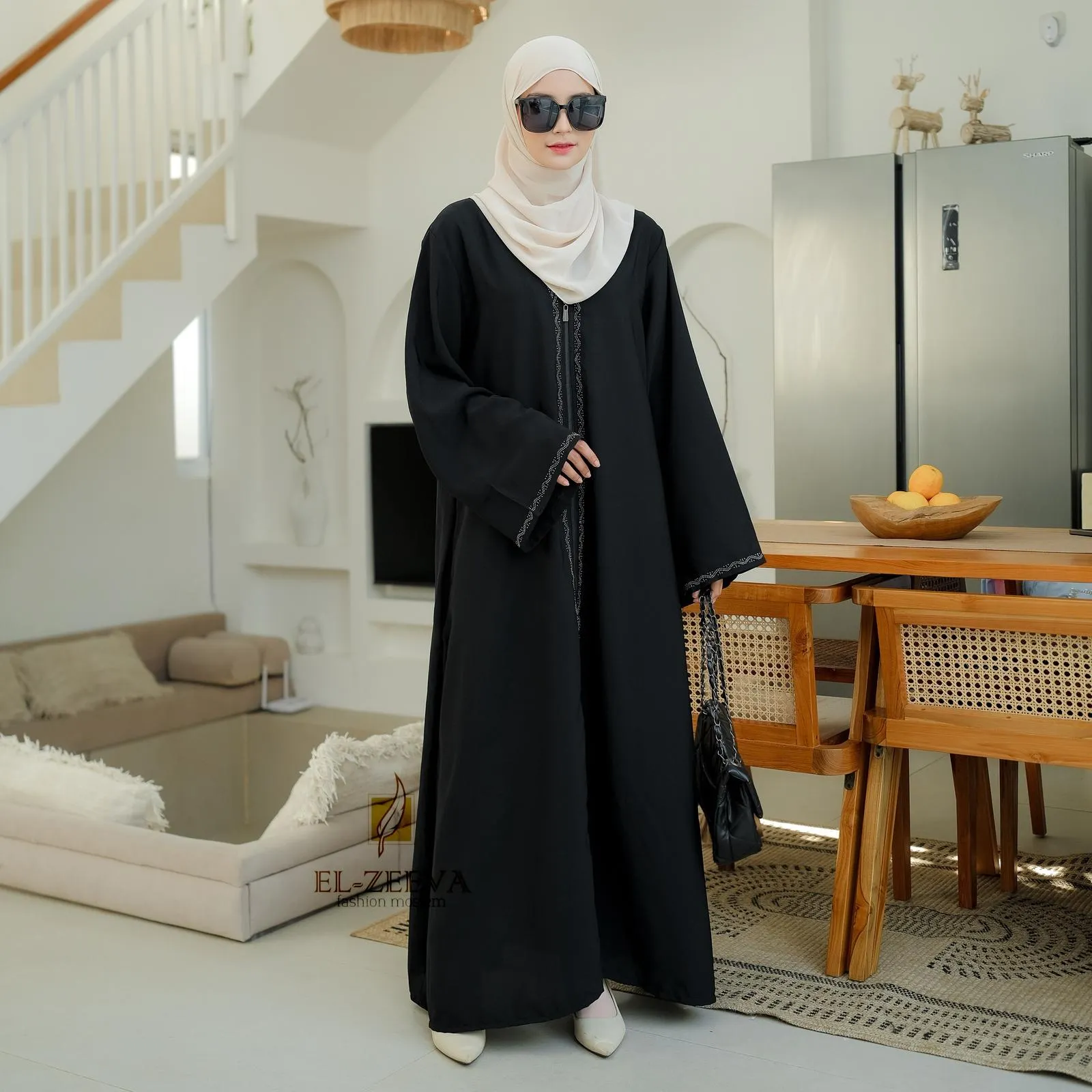 9 Outfit Haji dan Umroh Wanita yang Nyaman, Syar'i, dan Gak Bikin Gerah di Tanah Suci 15