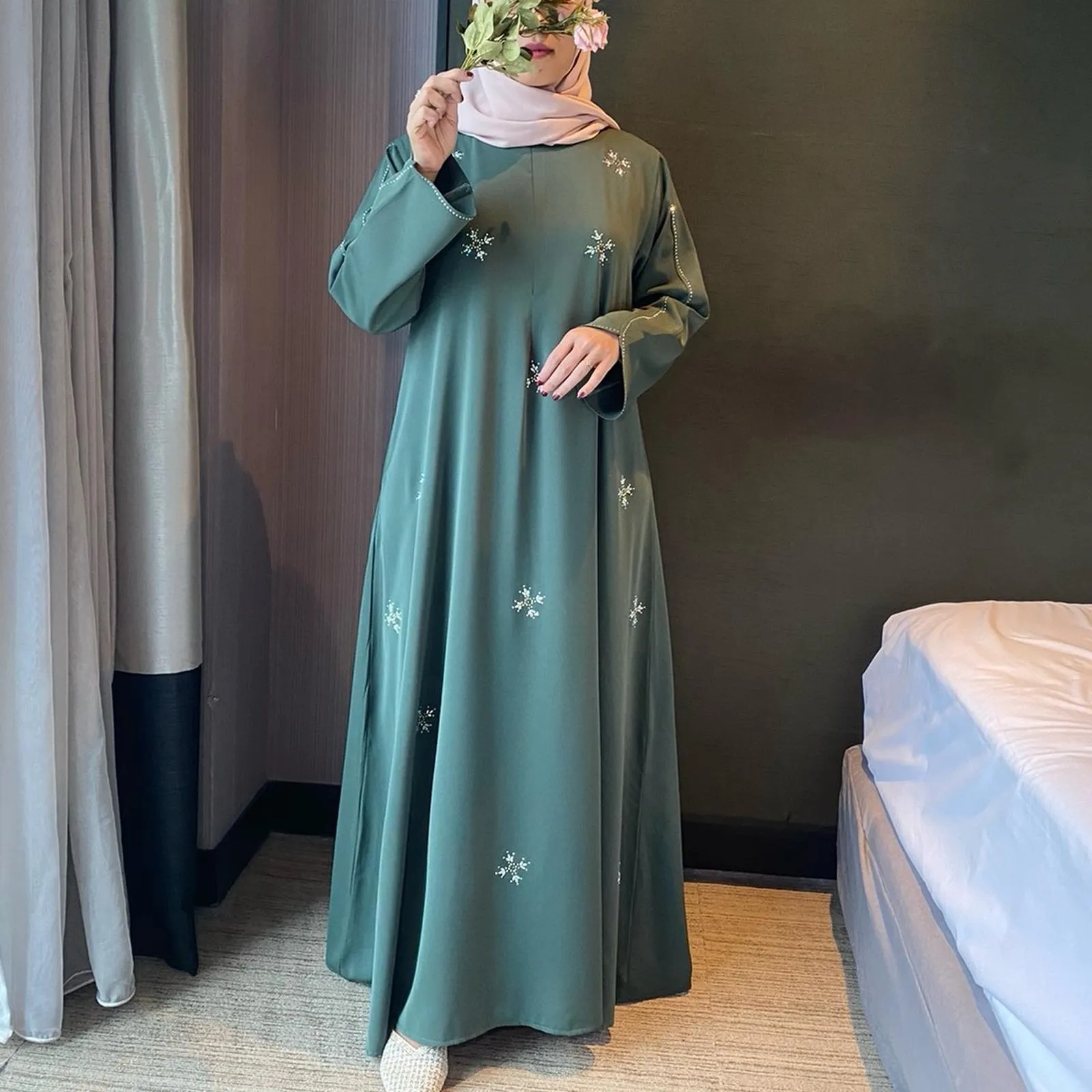 9 Outfit Haji dan Umroh Wanita yang Nyaman, Syar'i, dan Gak Bikin Gerah di Tanah Suci 16