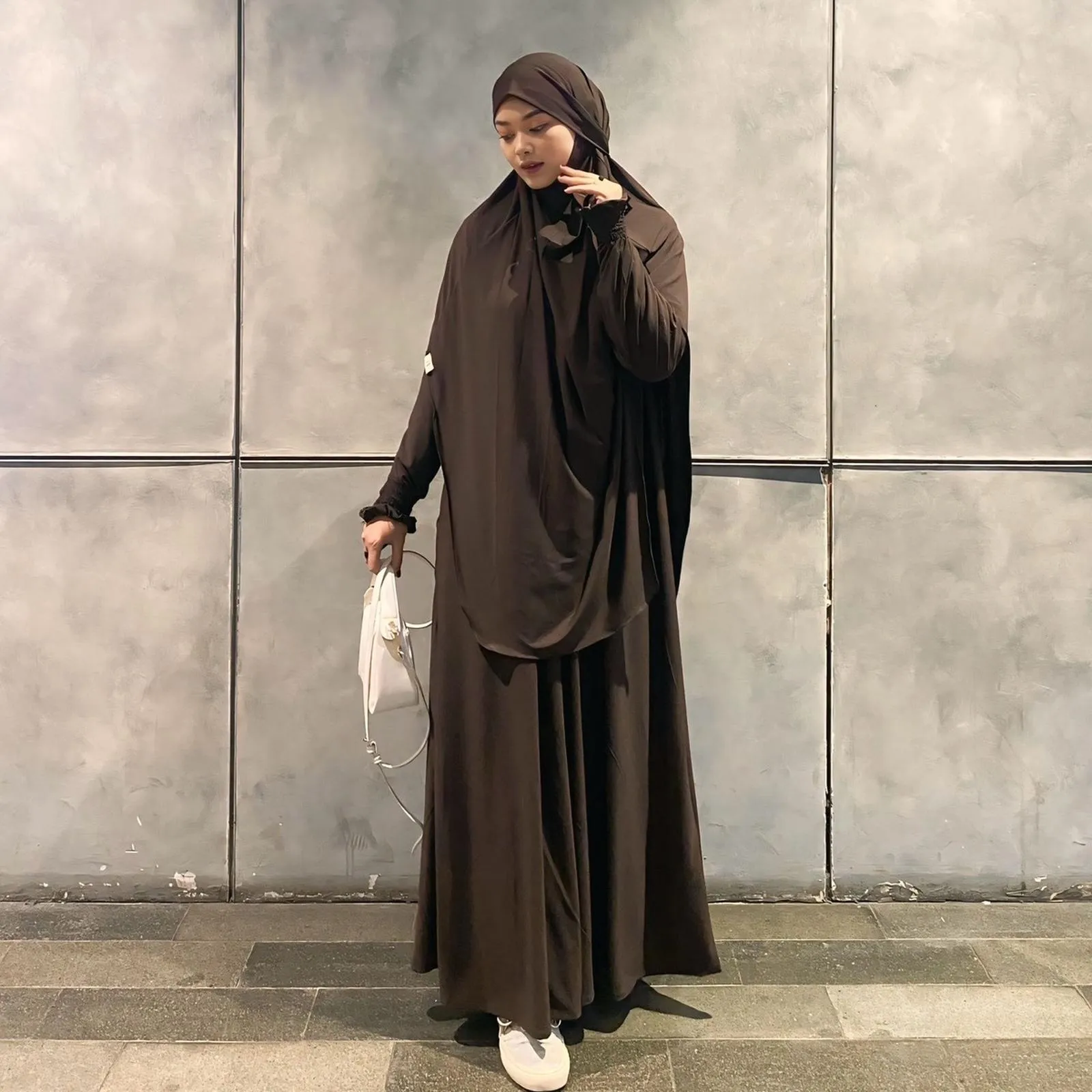 9 Outfit Haji dan Umroh Wanita yang Nyaman, Syar'i, dan Gak Bikin Gerah di Tanah Suci 11