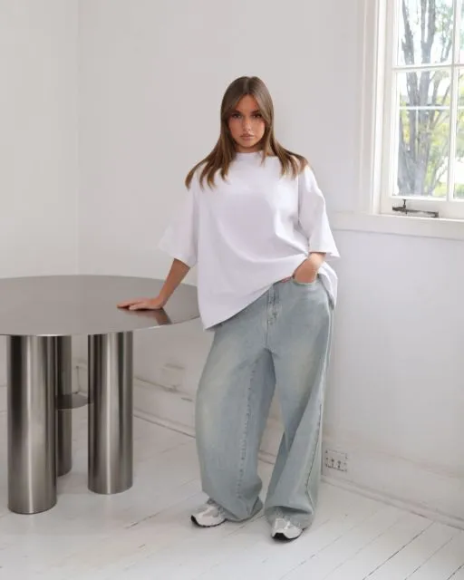 boxy t- shirt putih + wide-leg jeans