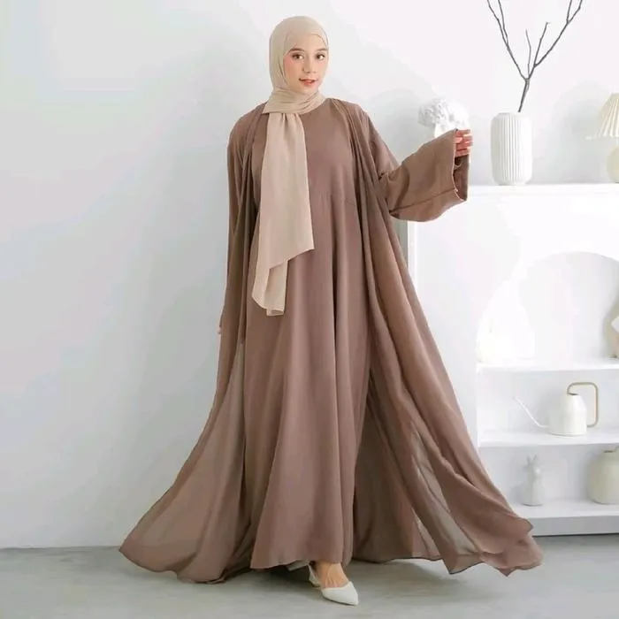 9 Outfit Haji dan Umroh Wanita yang Nyaman, Syar'i, dan Gak Bikin Gerah di Tanah Suci 13
