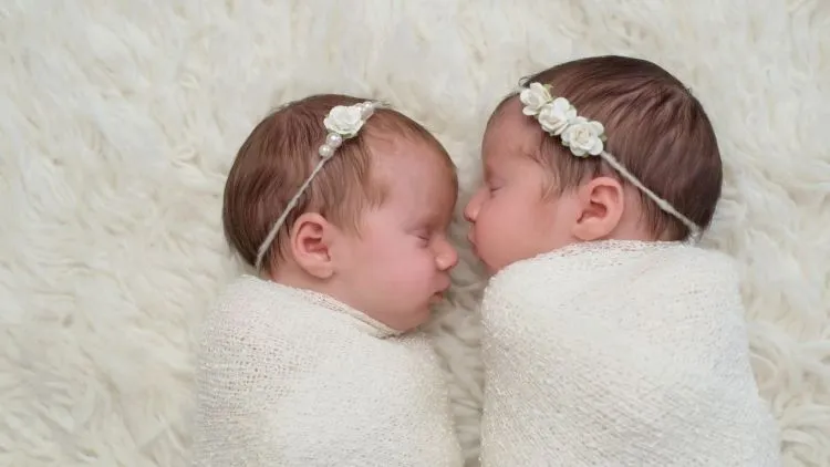 110+ Ide Nama Anak Kembar Perempuan beserta Arti yang Indah dari Berbagai Bahasa