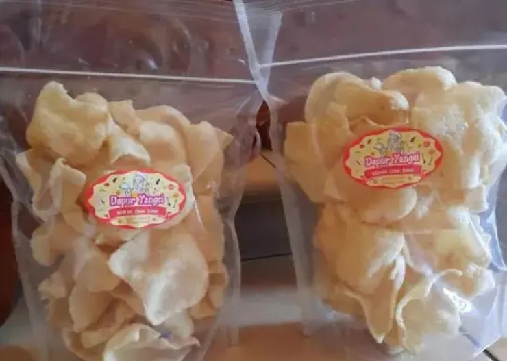 12 Oleh-Oleh Khas Banyuwangi Populer yang Worth It Dibeli 22 kerupuk cumi banyuwangi