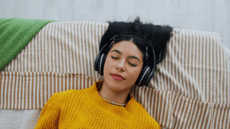 13 Rekomendasi Lagu Santai yang Enak Didengar, Bikin Harimu Lebih Chill!