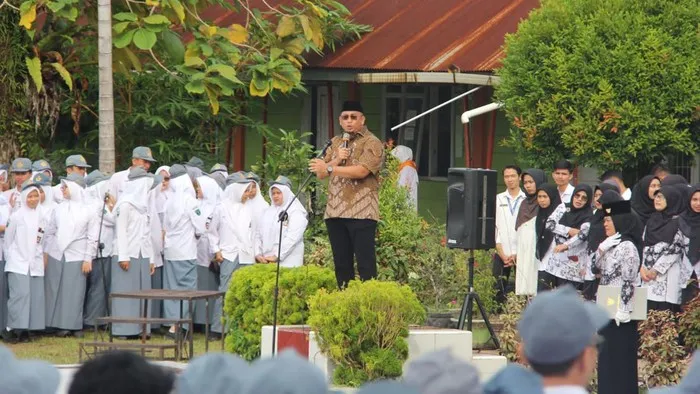 hipwee-pembina upacara SMA