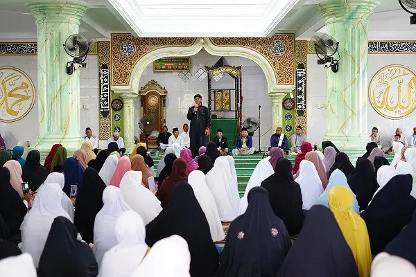 6 Teks MC Pengajian Lengkap, Cocok untuk Berbagai Acara 7 hipwee-teks mc pengajian_akbar