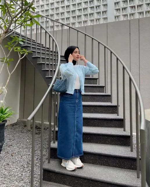 rok denim panjang + fitted tee + cardigan pendek