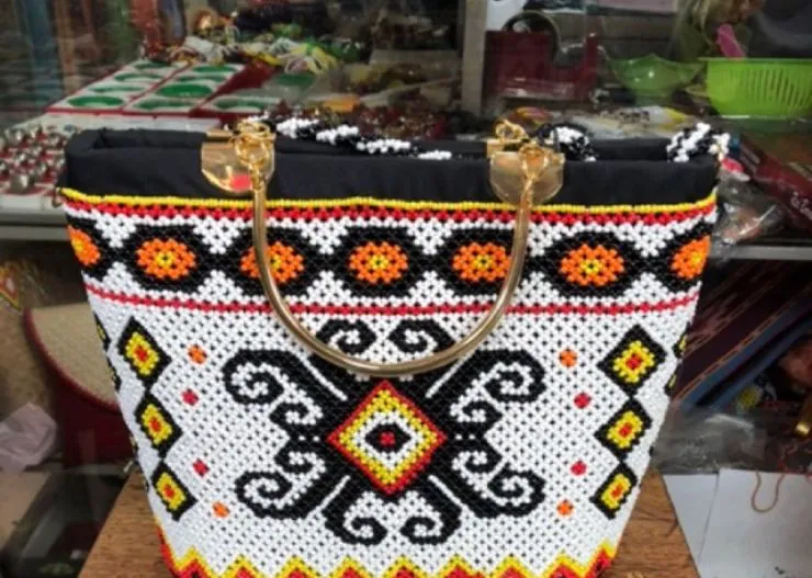 15 Oleh-Oleh Khas Balikpapan Populer yang Jadi Buruan 26 tas manik dayak