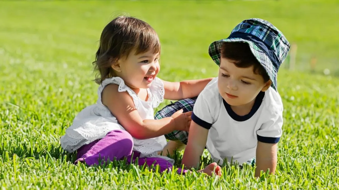 60+ Ide Nama Anak Kembar Cewek Cowok yang Unik, Elegan & Timeless, Gak Bikin Nyesel! 8 Ide Nama Kembar Anak Cewek Cowok (1)
