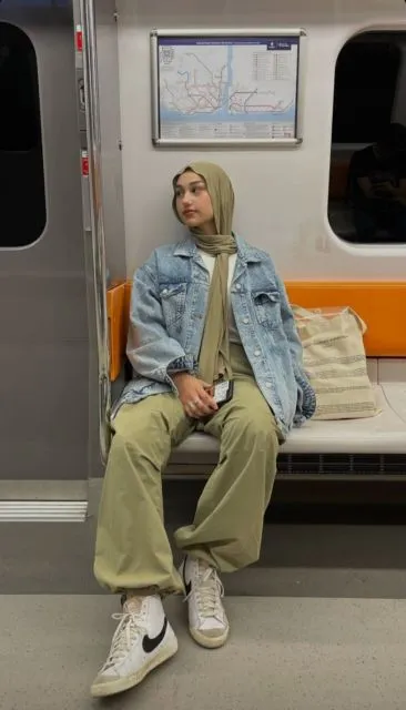 7 Outfit Jaket Jeans Hijab yang Stylish dan Nyaman Dipakai 14 jaket jeans oversized dengan cargo pants