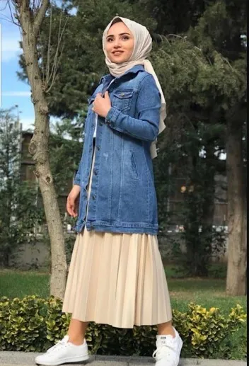 7 Outfit Jaket Jeans Hijab yang Stylish dan Nyaman Dipakai 9 long denim jacket dengan rok plisket
