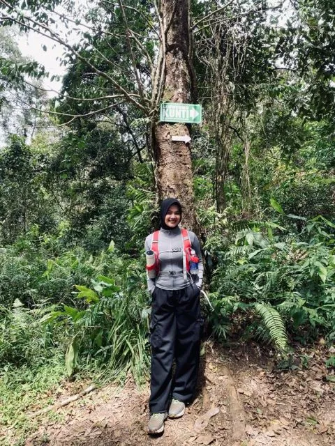 7 Outfit Naik Gunung Hijab yang Stylish, Nyaman & Aman 9 jaket fleece dan hijab sport