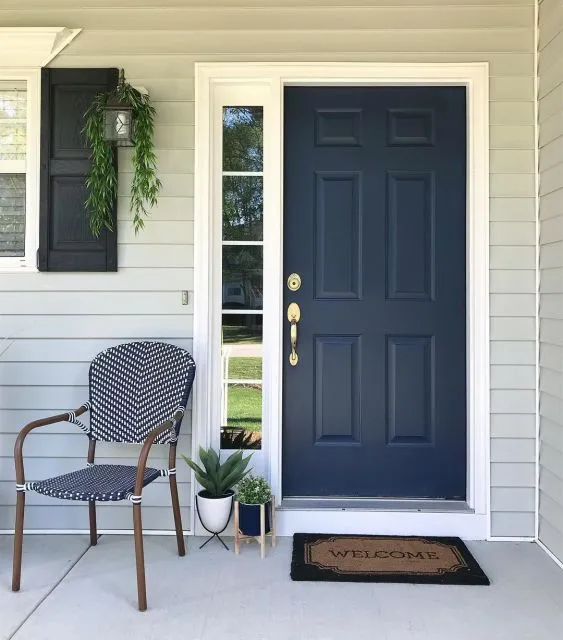 pintu warna biru navy