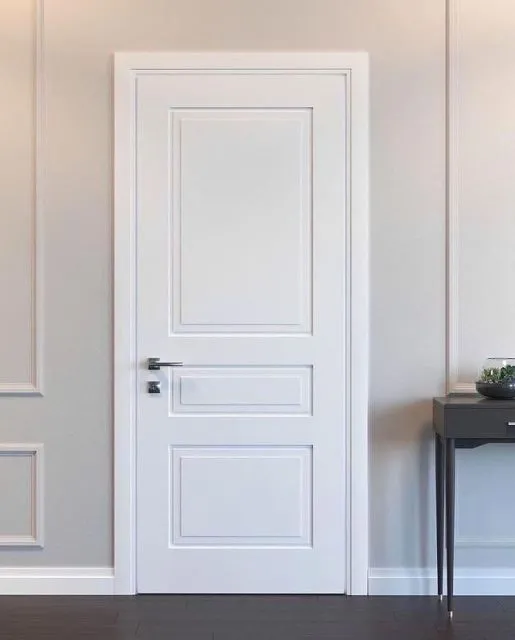 pintu warna putih