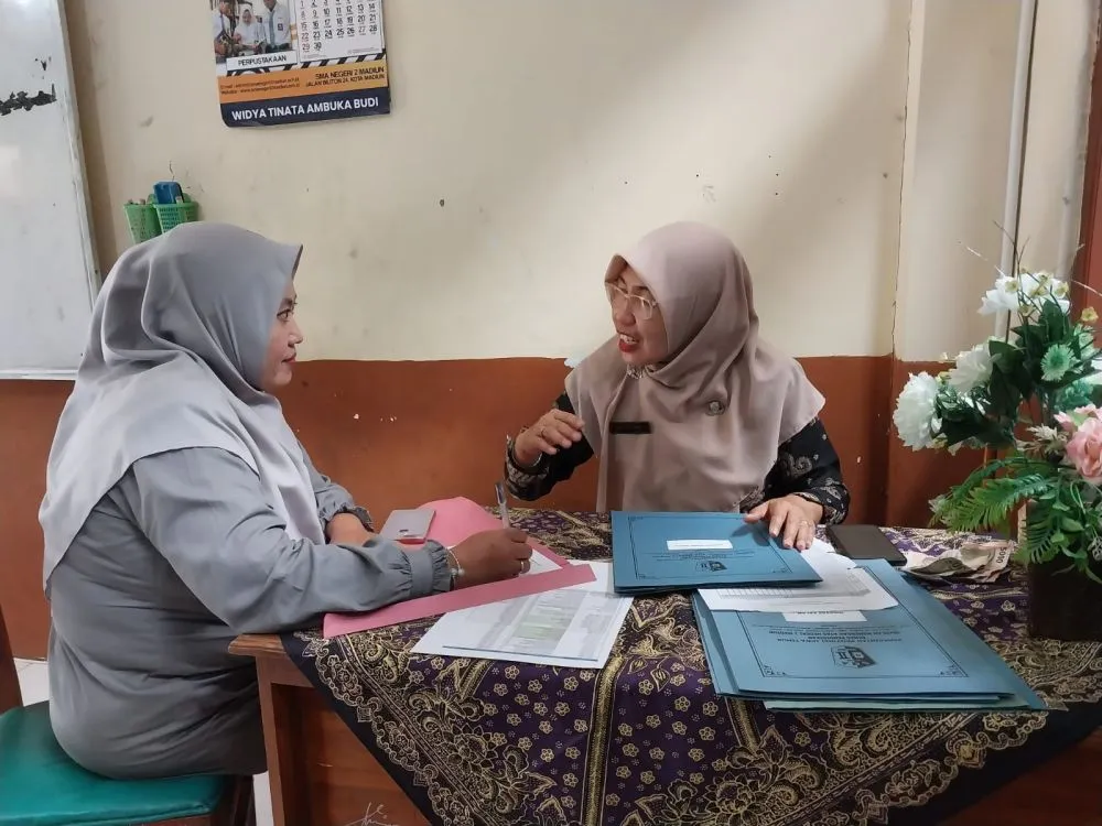 hipwee-sambutan wali kelas saat pembagian rapor