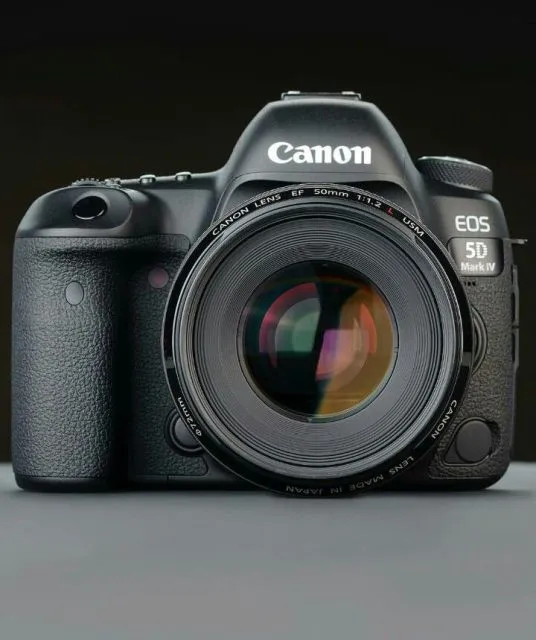 6 Kamera DSLR Terbaik yang Masih Layak Dibeli, Lengkap Spek dan Harganya! 12 hipwee-Kamera DSLR Terbaik Canon EOS 5D Mark IV Photo by pinterest.com/ehsanrajabiii