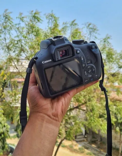 6 Kamera DSLR Terbaik yang Masih Layak Dibeli, Lengkap Spek dan Harganya! 7 hipwee-Kamera DSLR terbaik Canon EOS 1500D Photo by pinterest.com/vijarvis