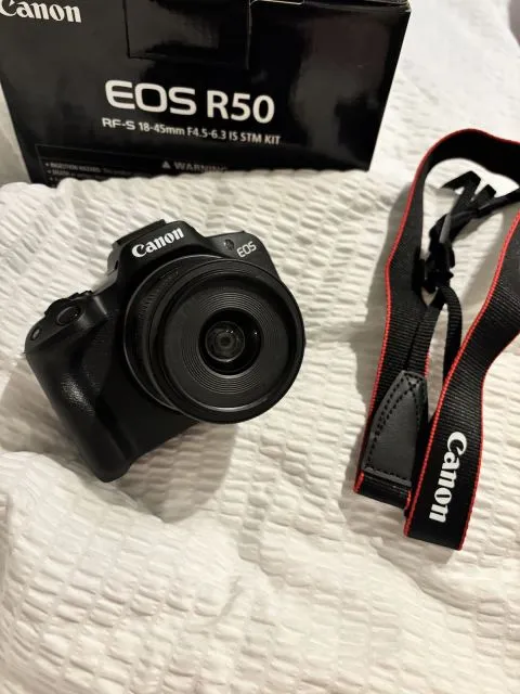 7 Rekomendasi Kamera untuk Vlog Terbaik, dari yang Mungil sampai yang Serius! 14 hipwee-Kamera untuk vlog Canon EOS R50 Photo by pinterest.com/haileejeanineott