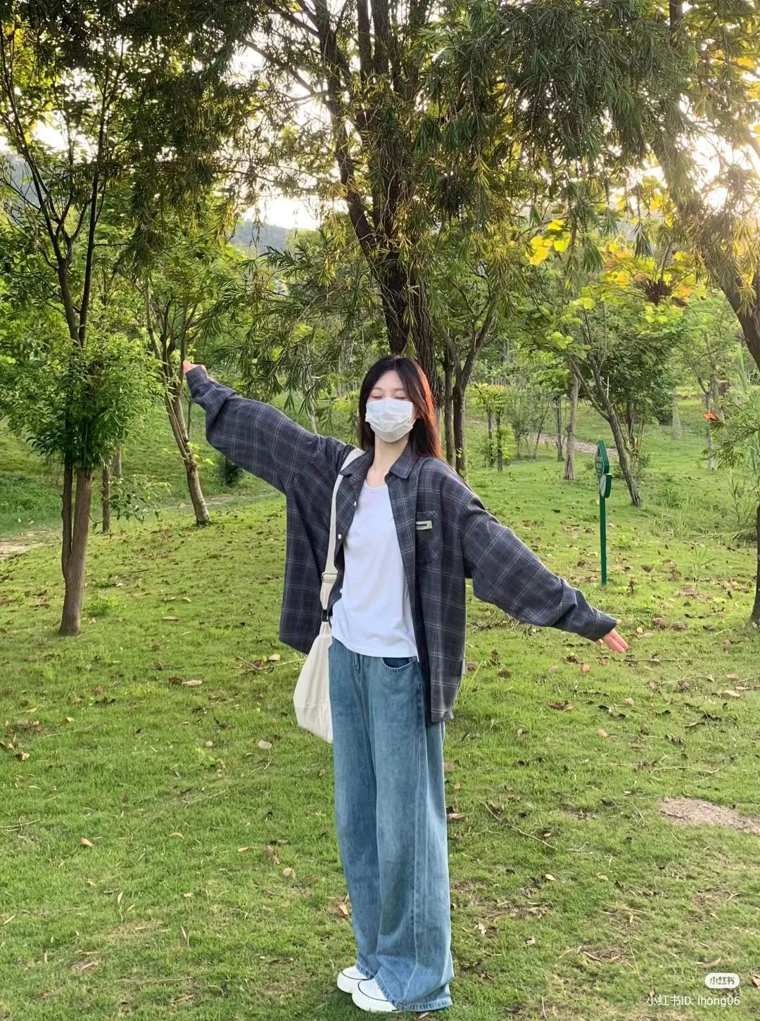 9 Inspirasi Outfit ke Kebun Binatang untuk Cewek, Nyaman Keliling Seharian 18 hipwee-Outfit ke kebun binatang