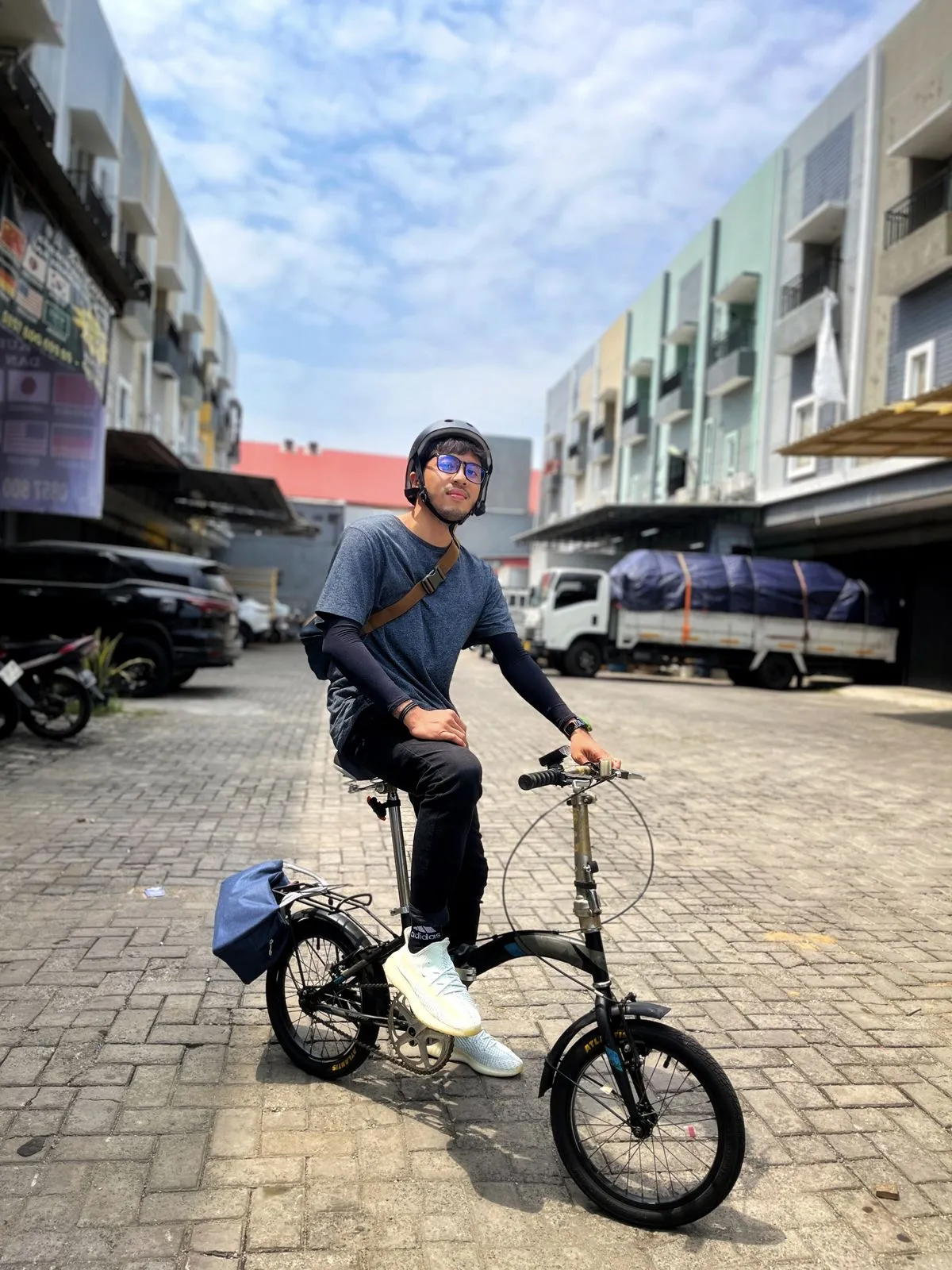 7 Ide Outfit Sepedaan Cowok yang Nyaman dan Stylish Buat Aktivitas Seharian 14 hipwee-Outfit sepeda cowok