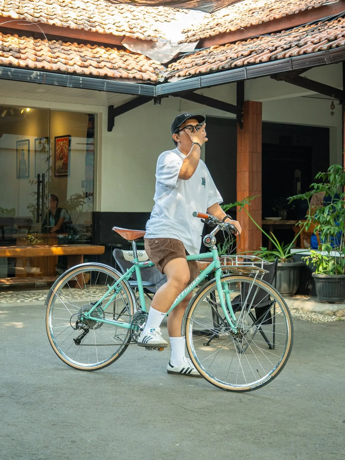7 Ide Outfit Sepedaan Cowok yang Nyaman dan Stylish Buat Aktivitas Seharian 13 hipwee-Outfit sepedaan cowok