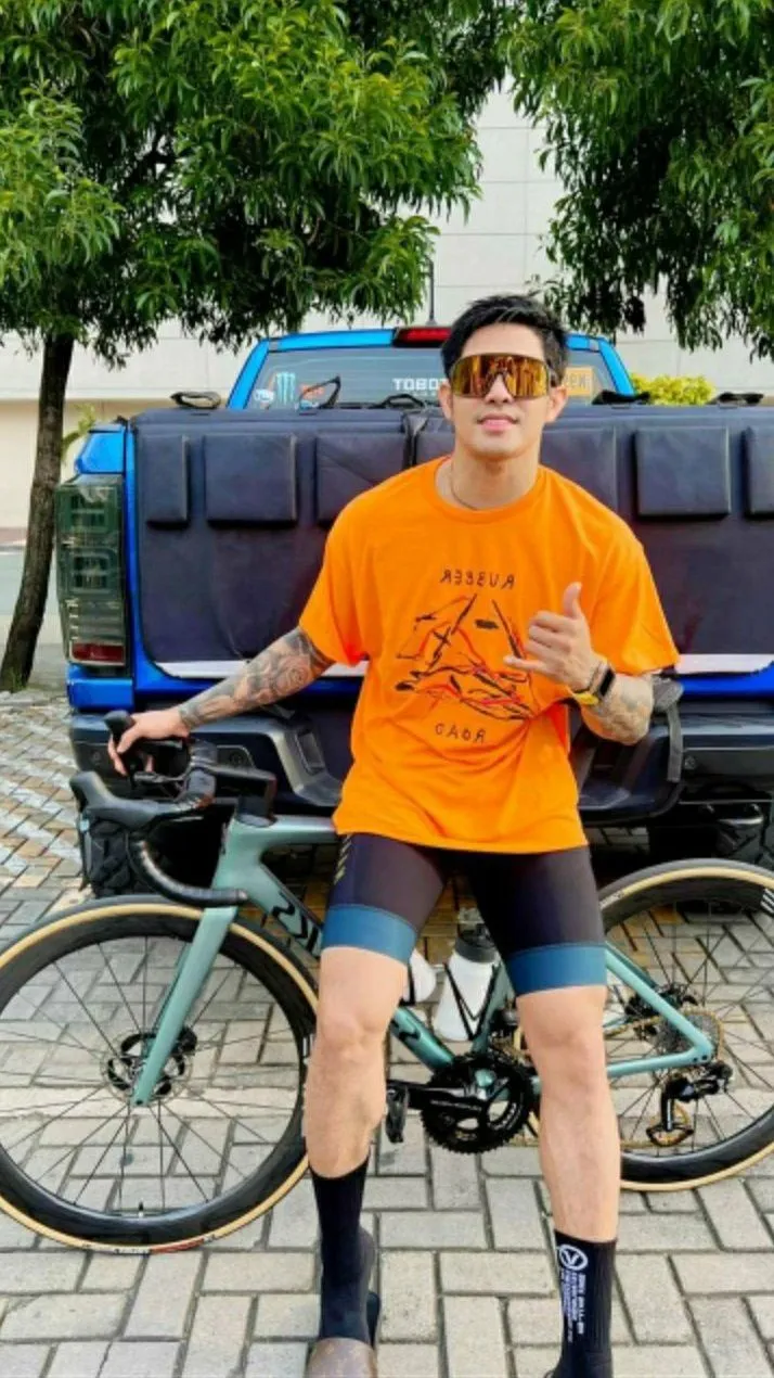 7 Ide Outfit Sepedaan Cowok yang Nyaman dan Stylish Buat Aktivitas Seharian 8 hipwee-Outfit sepedaan cowok